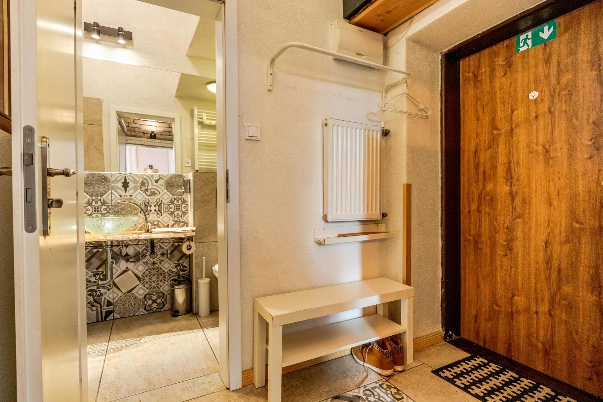 Historical Wine Apartment Братислава Екстер'єр фото
